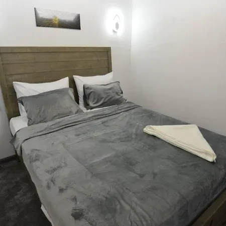 Casa 10 Steaguri Костинешти